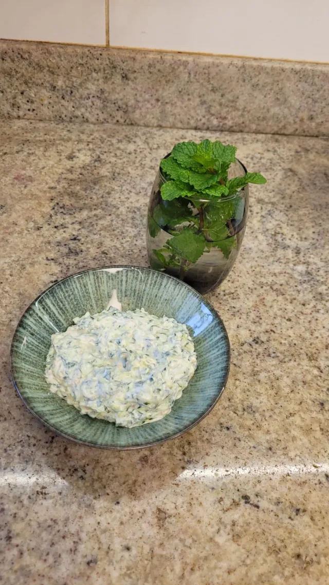 Patê cremoso com hortelã em prato verde