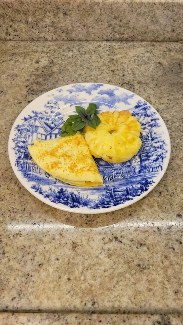 Panqueca e bolo em prato decorado