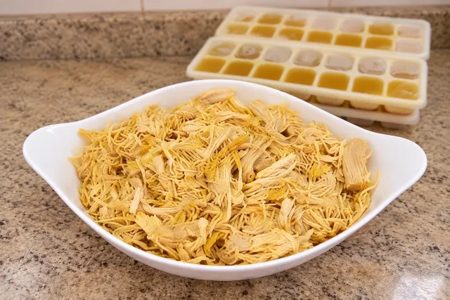 Frango desfiado para diferentes preparos &mdash; sugest&atilde;o de apresenta&ccedil;&atilde;o