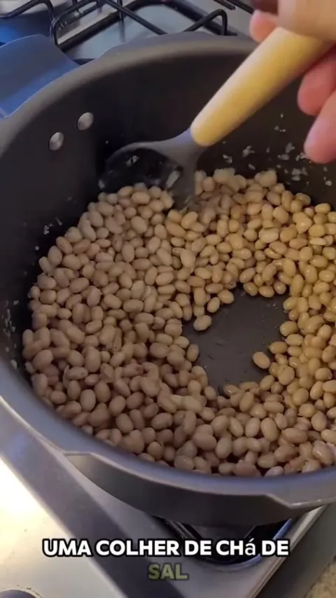 Etapa do preparo de Feij&atilde;o caseiro na panela de press&atilde;o na publica&ccedil;&atilde;o original