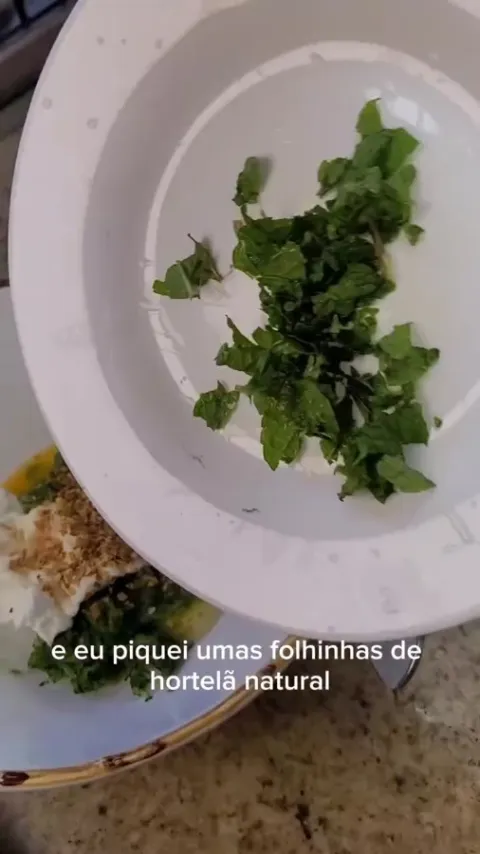 Etapa do preparo de Tzatziki de iogurte com pepino e hortel&atilde; na publica&ccedil;&atilde;o original