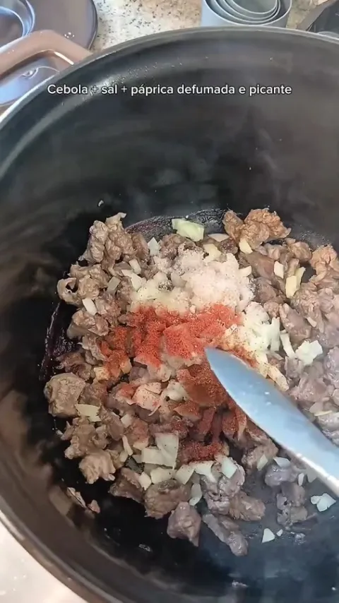 Etapa do preparo de Estrogonofe de carne na publica&ccedil;&atilde;o original