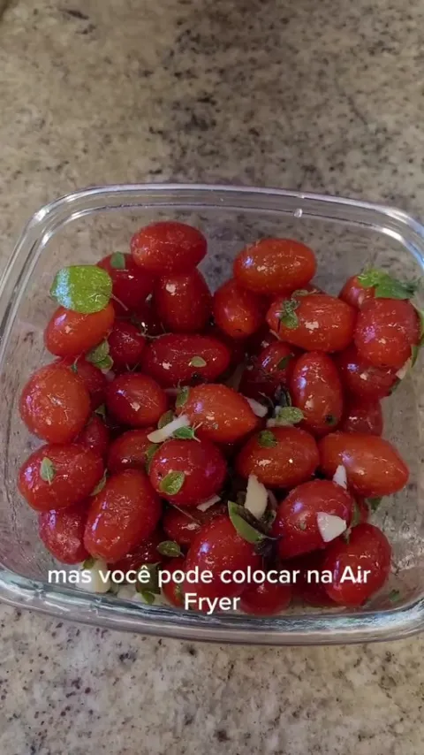 Etapa do preparo de Tomate-cereja confit com alho e ervas na publica&ccedil;&atilde;o original