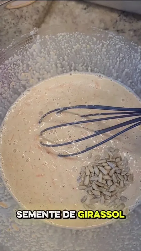 Etapa do preparo de P&atilde;o de cenoura sem farinha de trigo na publica&ccedil;&atilde;o original