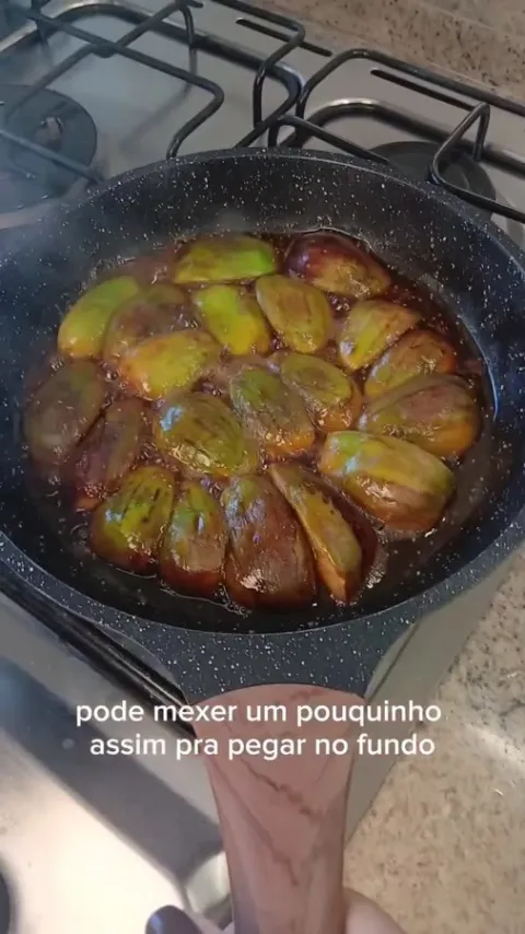 Etapa do preparo de Salada de figo com queijo e castanhas na publica&ccedil;&atilde;o original