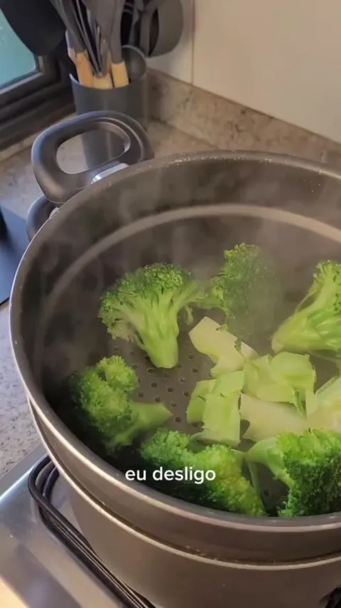 Etapa do preparo de Br&oacute;colis no vapor na publica&ccedil;&atilde;o original