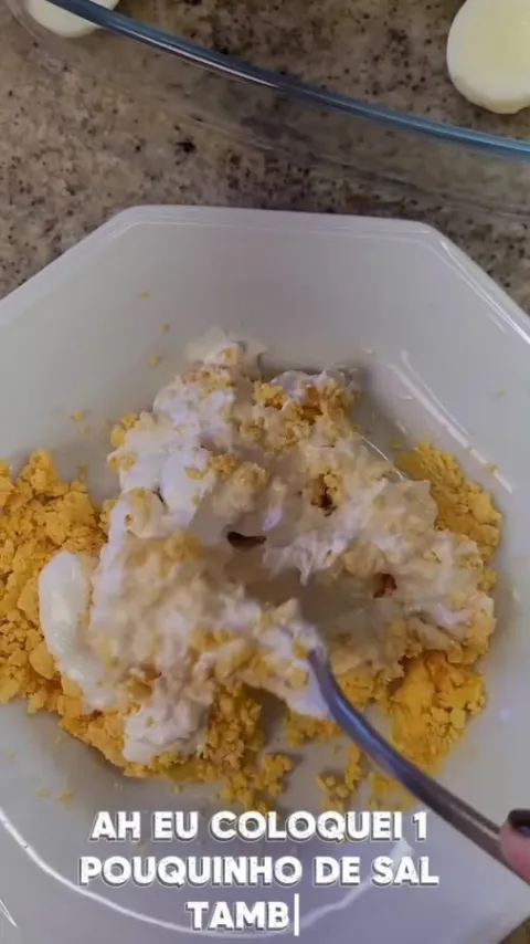 Etapa do preparo de Ovos recheados com requeij&atilde;o na publica&ccedil;&atilde;o original