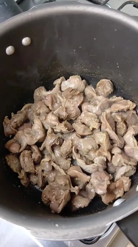 Etapa do preparo de Moela na panela de press&atilde;o na publica&ccedil;&atilde;o original
