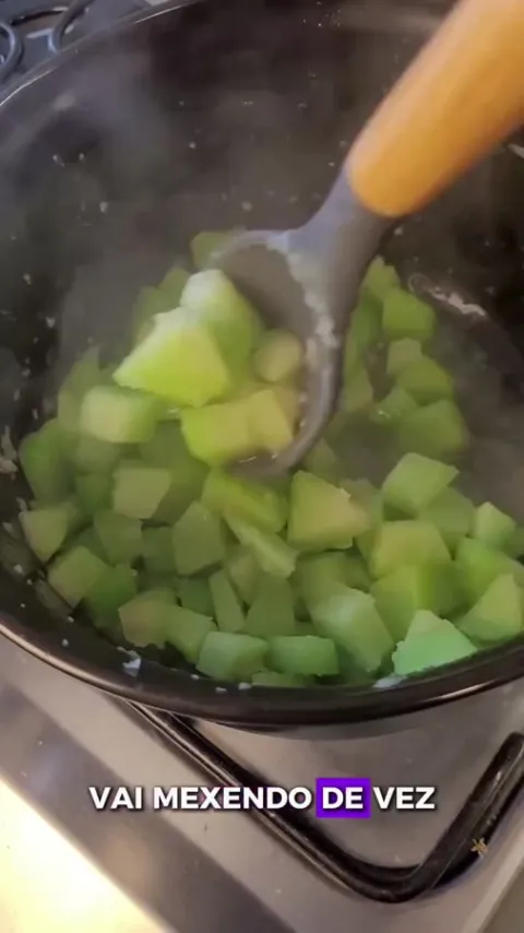 Etapa do preparo de Salada de chuchu com ovos e tomate na publica&ccedil;&atilde;o original