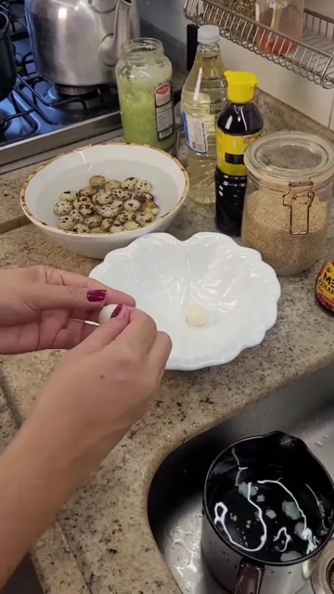 Etapa do preparo de Mayak eggs: ovos marinados no molho coreano na publica&ccedil;&atilde;o original