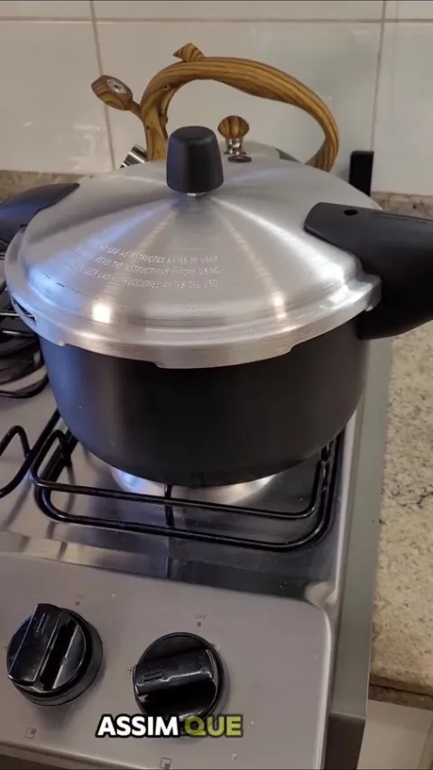 Etapa do preparo de Frango desfiado para diferentes preparos na publica&ccedil;&atilde;o original
