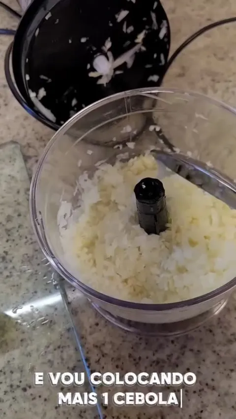Etapa do preparo de Tempero base de cebola e alho na publica&ccedil;&atilde;o original