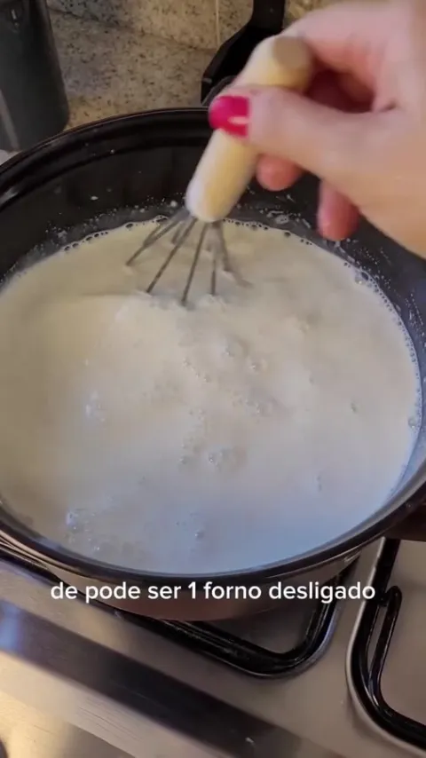 Etapa do preparo de Iogurte natural caseiro e vers&atilde;o grega na publica&ccedil;&atilde;o original