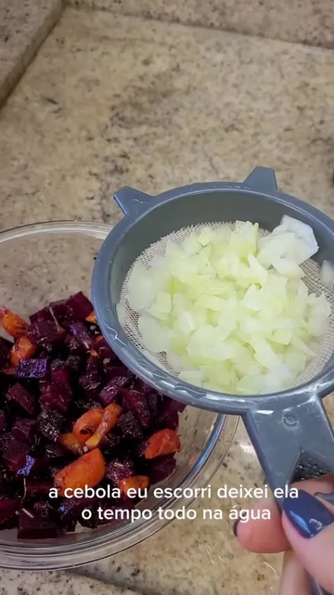 Etapa do preparo de Salada de beterraba assada com queijo na publica&ccedil;&atilde;o original