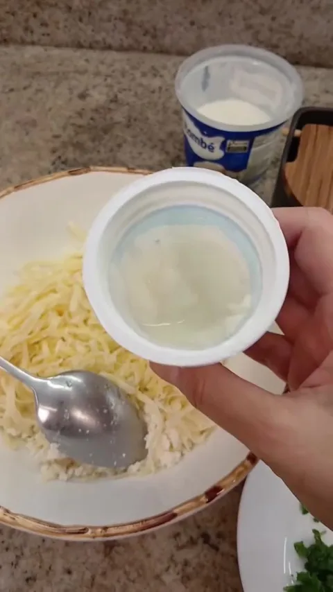 Etapa do preparo de Tzatziki de queijo com hortel&atilde; na publica&ccedil;&atilde;o original