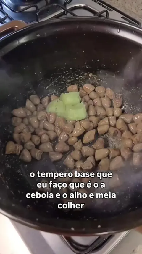 Etapa do preparo de Cora&ccedil;&atilde;o de galinha com p&atilde;o torrado na publica&ccedil;&atilde;o original