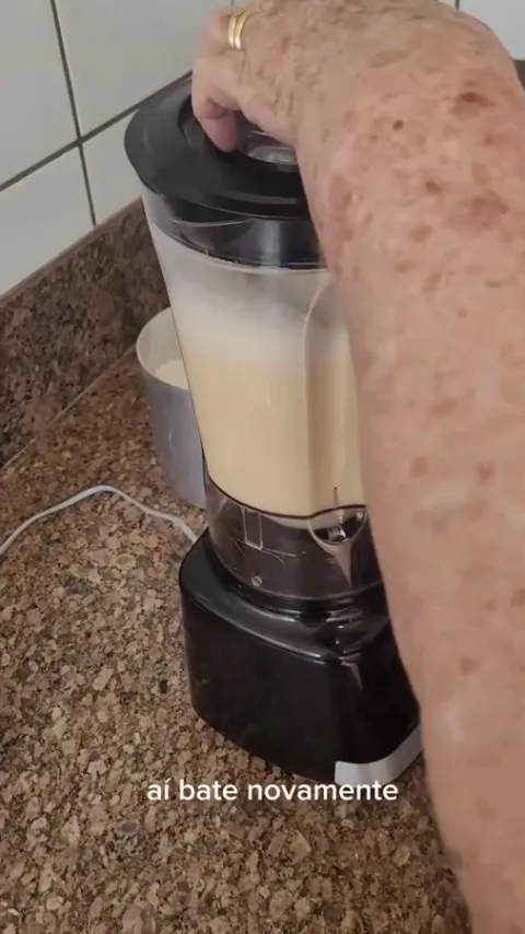 Etapa do preparo de Queijadinha da Bisa no liquidificador na publica&ccedil;&atilde;o original
