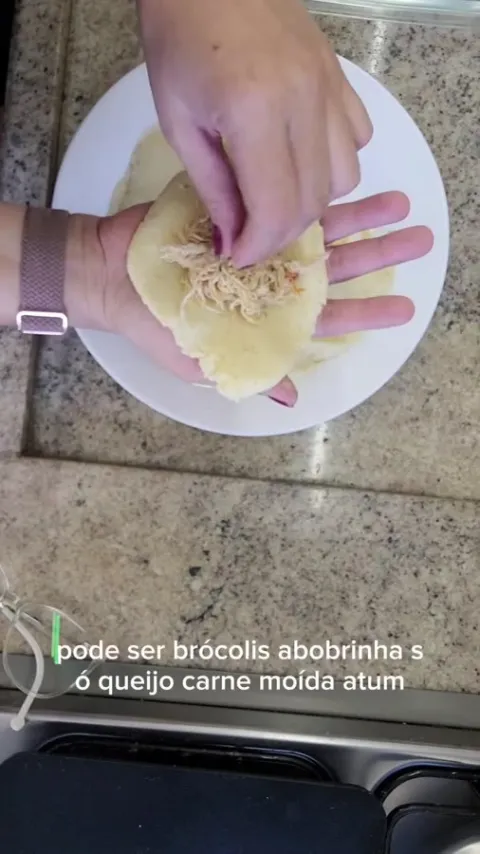 Etapa do preparo de P&atilde;o de batata recheado sem farinha de trigo na publica&ccedil;&atilde;o original