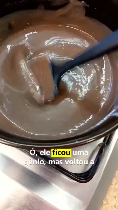 Etapa do preparo de Torta de bolachinha com chocolate e brigadeiro na publica&ccedil;&atilde;o original
