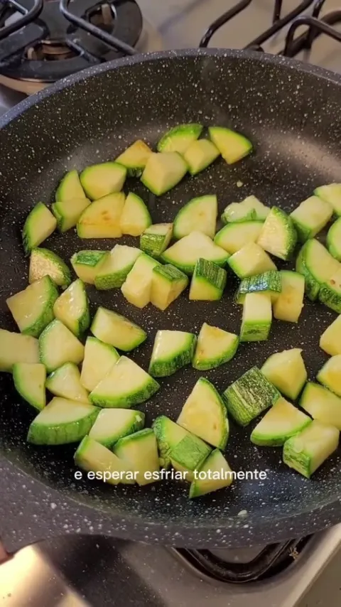 Etapa do preparo de Salada de gr&atilde;o-de-bico com abobrinha e queijo na publica&ccedil;&atilde;o original