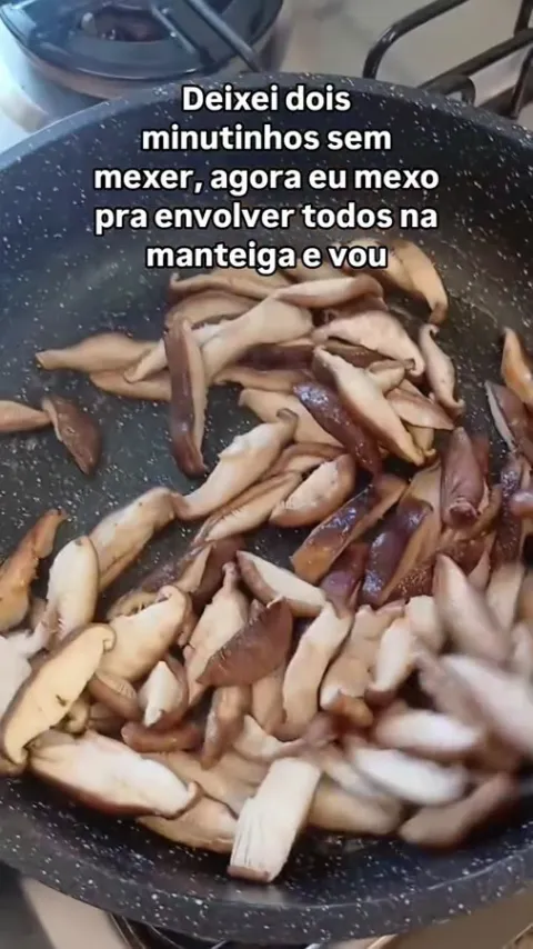 Etapa do preparo de Shiitake na manteiga com shoyu na publica&ccedil;&atilde;o original