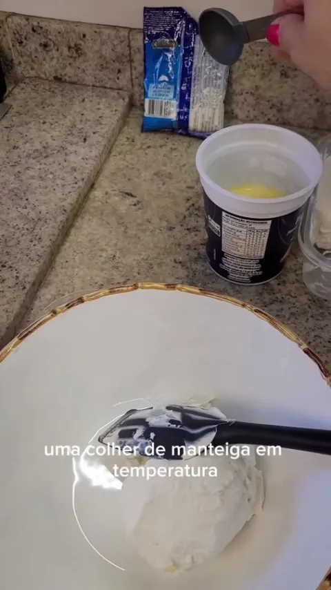 Etapa do preparo de Requeij&atilde;o caseiro de iogurte na publica&ccedil;&atilde;o original
