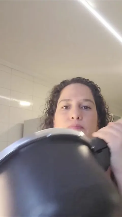 Etapa do preparo de Frango desfiado na panela de press&atilde;o na publica&ccedil;&atilde;o original
