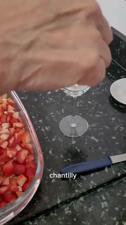 Etapa do preparo de Merengue de morango da V&oacute; Nilza na publica&ccedil;&atilde;o original