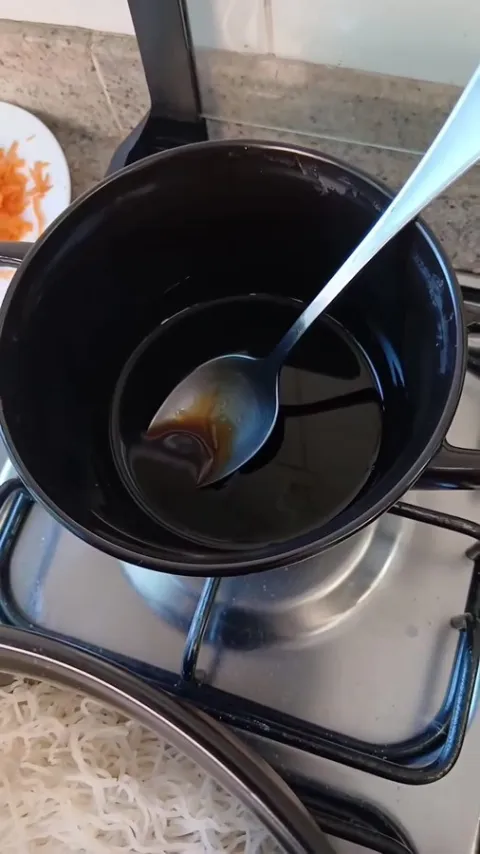 Etapa do preparo de Salada de bifum com legumes e kani na publica&ccedil;&atilde;o original