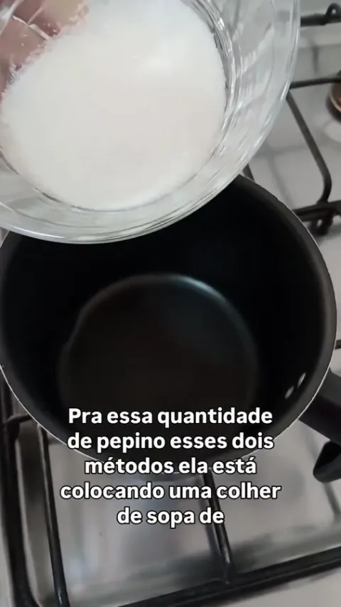 Etapa do preparo de Sunomono: salada japonesa de pepino na publica&ccedil;&atilde;o original