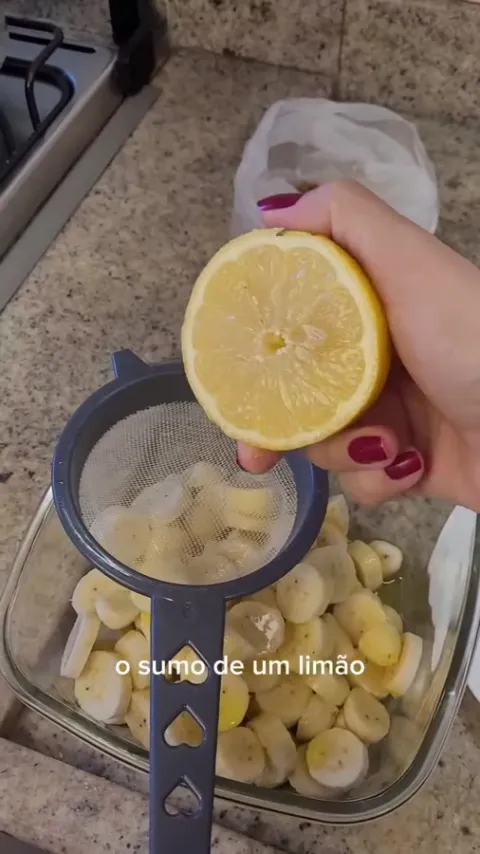 Etapa do preparo de Salada de banana com cebola roxa na publica&ccedil;&atilde;o original