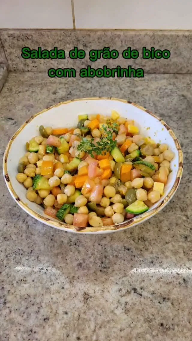 Imagem original de Salada de gr&atilde;o-de-bico com abobrinha e queijo na publica&ccedil;&atilde;o de Andressa Marino