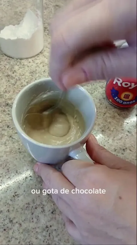 Etapa do preparo de Cookie de Nutella no micro-ondas na publica&ccedil;&atilde;o original