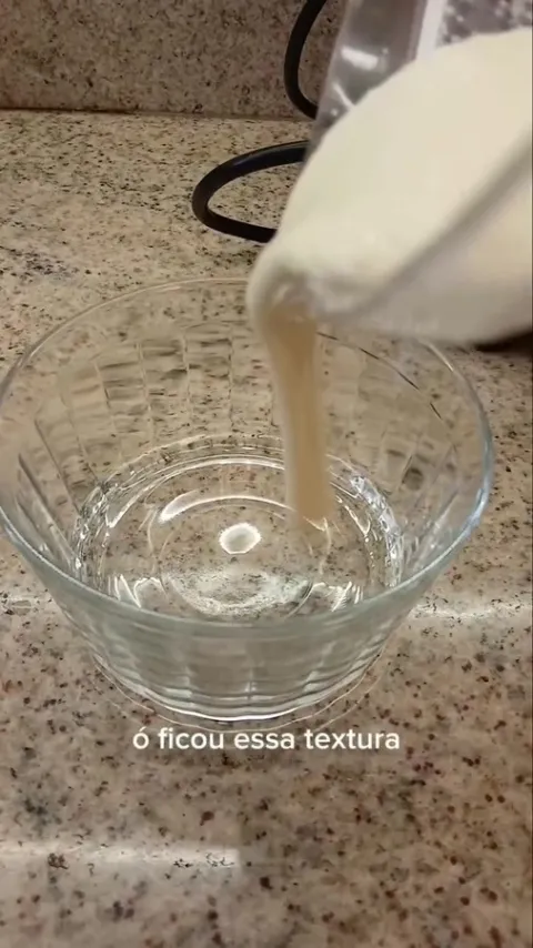 Etapa do preparo de Pat&ecirc; de alho no liquidificador na publica&ccedil;&atilde;o original