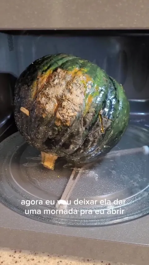 Etapa do preparo de Ab&oacute;bora caboti&aacute; inteira no micro-ondas na publica&ccedil;&atilde;o original